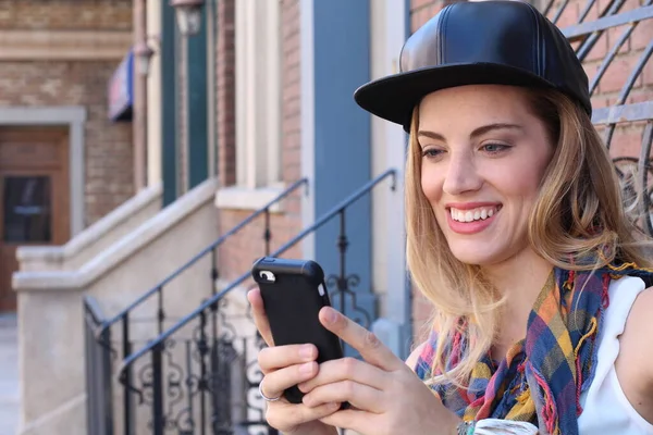 Sonriente Chica Rubia Bonita Usando Teléfono Aire Libre Fondo Urbano —  Fotos de Stock