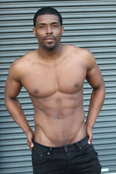屋外ポートレートの筋肉若いです裸アフリカの男ポーズでトランク — ストック写真