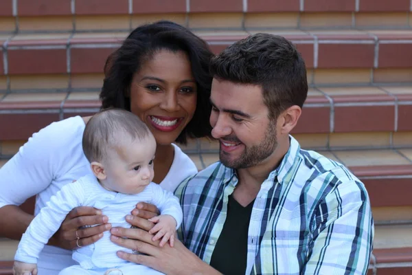 Casal Inter Racial Abraçando Com Seu Recém Nascido — Fotografia de Stock