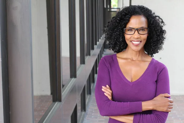 Preciosa Mujer Afroamericana Mayor Con Chaqueta Púrpura Pie Aire Libre — Foto de Stock