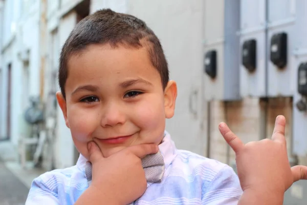 Buiten Portret Van Schattig Jongetje Horen Strikje — Stockfoto