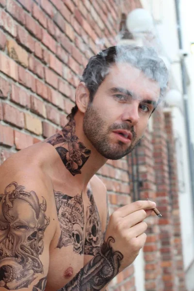 Aproape Împușcat Tânăr Frumos Tatuaje Haine Casual Stradă — Fotografie, imagine de stoc