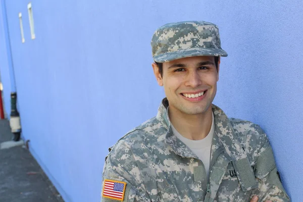 Närbild Porträtt Stilig Ung Soldat Framför Blå Vägg — Stockfoto