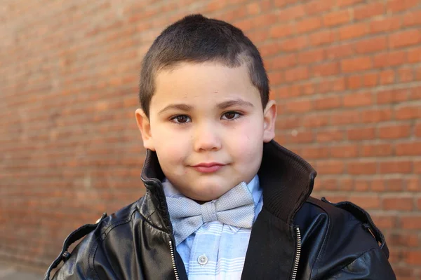 Portrait Extérieur Mignon Petit Garçon Entendant Noeud Papillon Veste Cuir — Photo