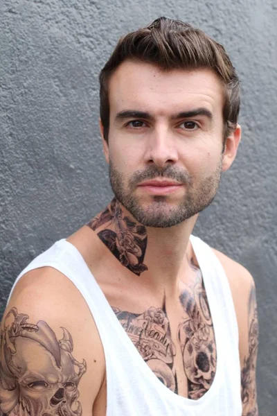 路上でカジュアルな服装でタトゥーのあるハンサムな若い男のクローズアップショット — ストック写真