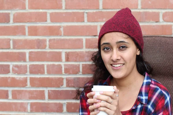 Felice Sorridente Donna Turista Adulta Possesso Tazza Caffè Carta Godersi — Foto Stock