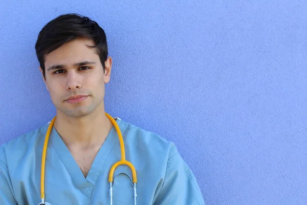 Portret Przystojnego Młodego Lekarza Stetoskopem Przed Niebieską Ścianą — Zdjęcie stockowe