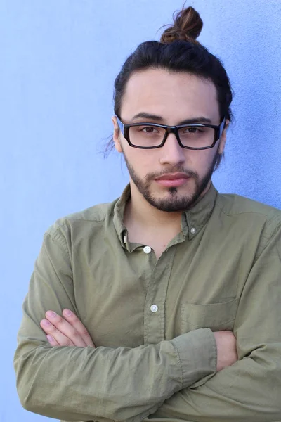 Close Retrato Belo Jovem Com Cabelos Longos Frente Parede Azul — Fotografia de Stock