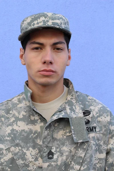 Närbild Porträtt Stilig Ung Soldat Tittar Kameran Framför Blå Vägg — Stockfoto