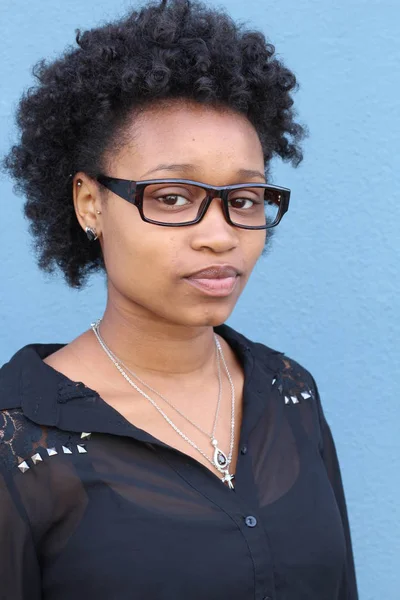 一个戴眼镜 蓝色背景的漂亮非洲女人的画像 — 图库照片