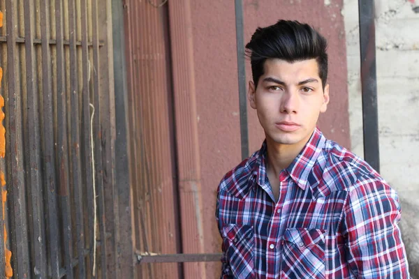 Close Retrato Belo Jovem Camisa Xadrez Olhando Para Câmera Rua — Fotografia de Stock