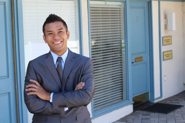 混合人種の灰色のスーツを着たハンサムな若いビジネスマンのクローズアップ肖像画 — ストック写真