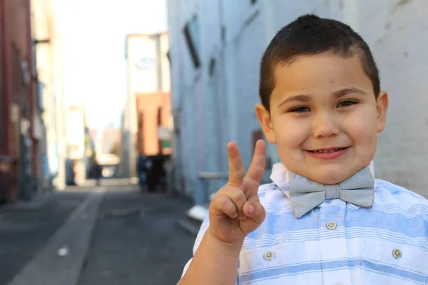 Buiten Portret Van Schattig Jongetje Horen Strikje — Stockfoto