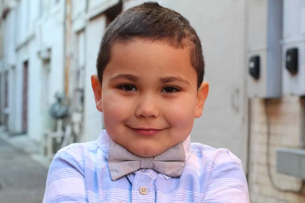 Buiten Portret Van Schattig Jongetje Horen Strikje — Stockfoto