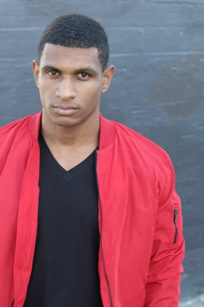 Kırmızı Ceketli Yakışıklı Afrikalı Amerikalı Adamın Yakın Plan Portresi — Stok fotoğraf