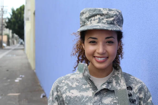 Chica Militar Sobre Fondo Azul Con Espacio Copia — Foto de Stock
