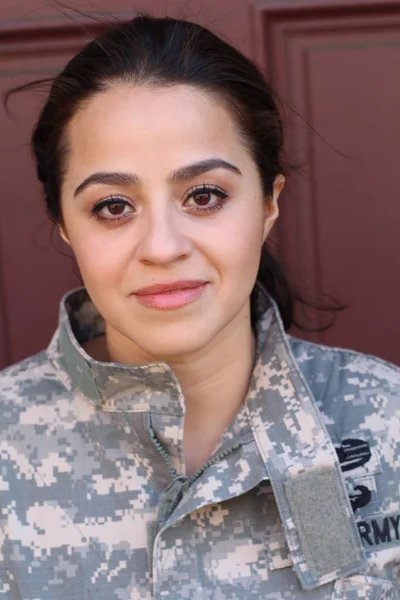 Närbild Porträtt Soldat Kvinna Kamouflage Uniform Gatan — Stockfoto