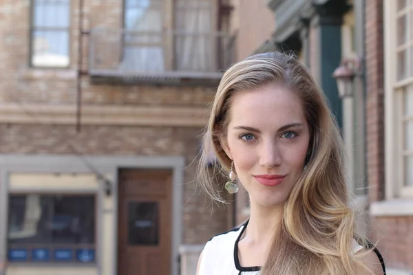 Retrato Mujer Naturalmente Hermosa Sus Veinte Años Con Pelo Rubio —  Fotos de Stock