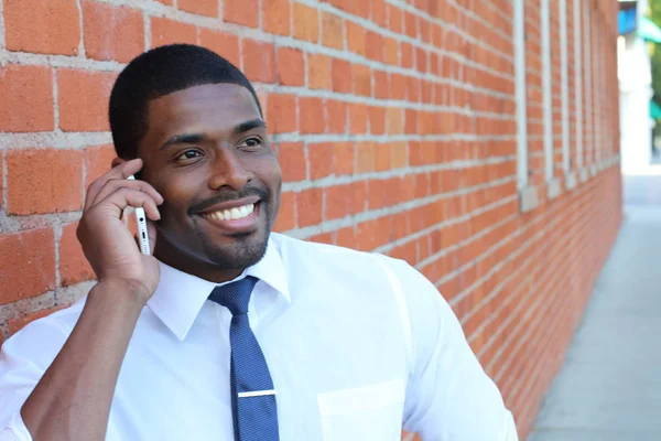 Retrato Hombre Negocios Guapo Gerente Hablando Por Teléfono Fondo Pared — Foto de Stock