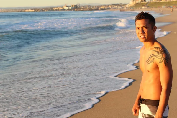 Πορτρέτο Του Όμορφου Νεαρού Ασιάτη Χωρίς Πουκάμισο Στην Παραλία Ηλιοβασίλεμα — Φωτογραφία Αρχείου