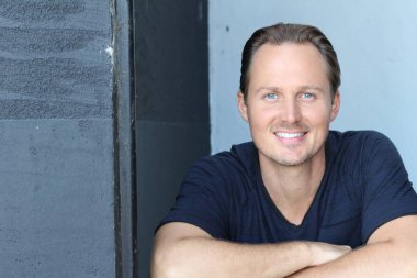 Ofiste kendine güvenen yaratıcı işadamı portresi yakın çekim