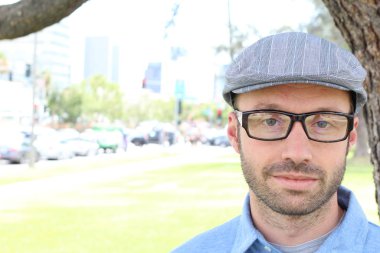 Şehre hipster görünümlü bir erkek geldi.