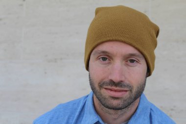 Şehre hipster görünümlü genç bir adamın portresi 