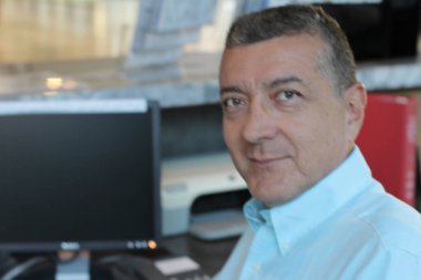 Ofisteki orta yaşlı müdürün portresi 