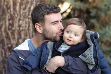 Baba bir yaşındaki bebeğiyle oynuyor.