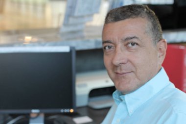 Ofisteki orta yaşlı müdürün portresi 