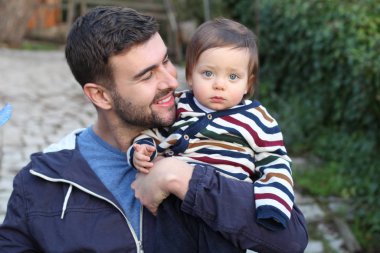 Baba bir yaşındaki bebeğiyle oynuyor.