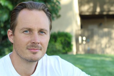 Parktaki genç bir adamın açık hava portresi. 