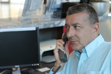 Ofisteki orta yaşlı müdürün portresi 