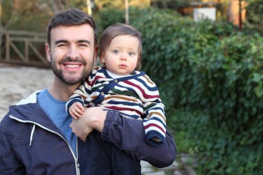 Baba bir yaşındaki bebeğiyle oynuyor.