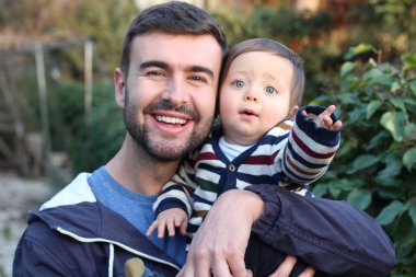 Baba bir yaşındaki bebeğiyle oynuyor.