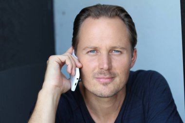 Ofiste konuşan kendine güvenen yaratıcı iş adamının yakın plan portresi.