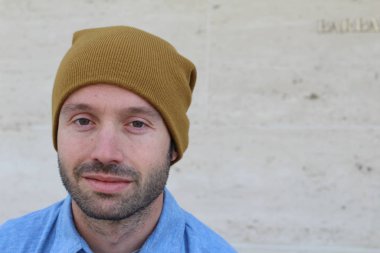 Şehre hipster görünümlü genç bir adamın portresi 