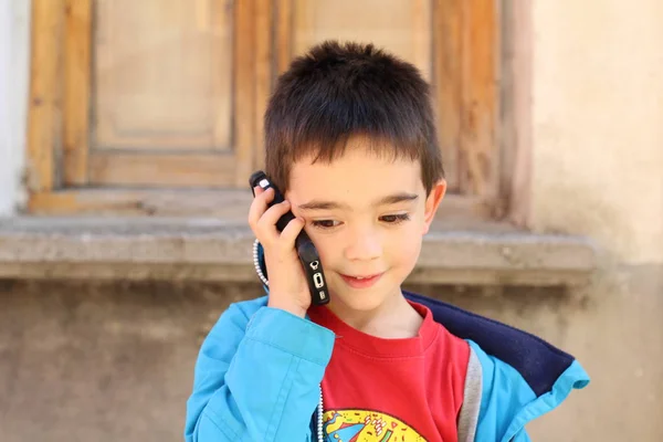 Outdoor Portret Słodkie Dziecko Chłopiec Rozmowy Przez Telefon Zewnątrz — Zdjęcie stockowe