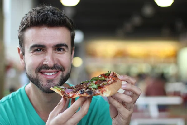 Szoros Portré Jóképű Fiatalemberről Aki Pizzát Eszik — Stock Fotó