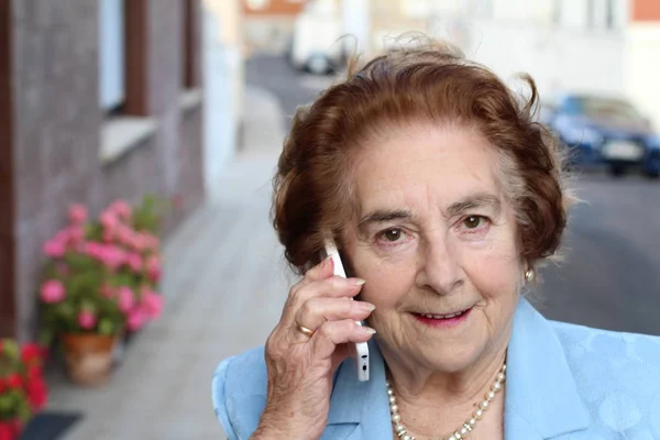 Mulher Idosa Roupas Casuais Conversando Por Telefone Rua Durante Dia — Fotografia de Stock
