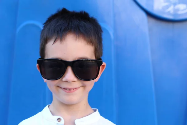 Retrato Livre Menino Bonito Óculos Sol Grandes Fundo Azul — Fotografia de Stock