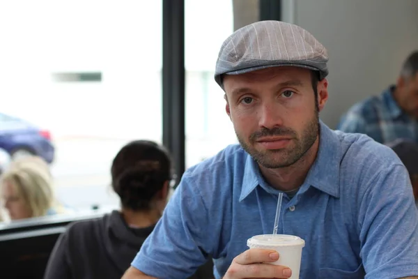 Primer Plano Hombre Guapo Con Mirada Hipster Beber Café Cafetería — Foto de Stock