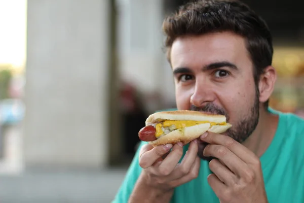 Close Portret Van Knappe Jongeman Eten Hot Dog — Stockfoto