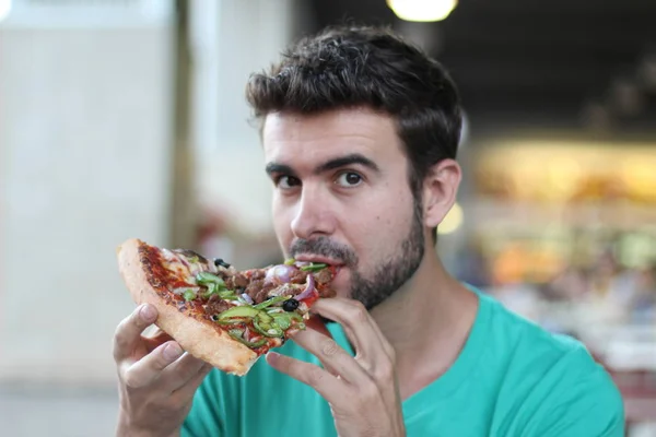 Close Portret Van Knappe Jongeman Eten Plak Pizza — Stockfoto