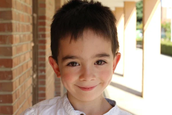 Primer Plano Retrato Lindo Niño Pie Sobre Fondo Pared Ladrillo —  Fotos de Stock