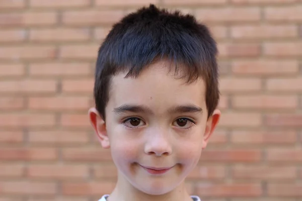 Портрет Милого Мальчика Стоящего Фоне Кирпичной Стены — стоковое фото