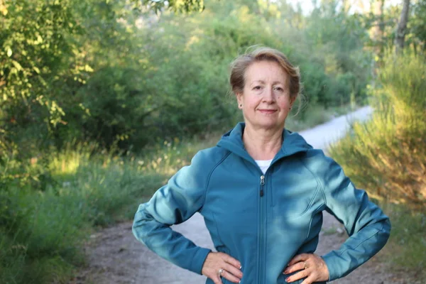 Mulher Sênior Feliz Com Mãos Torno Cintura Caminhadas Floresta — Fotografia de Stock