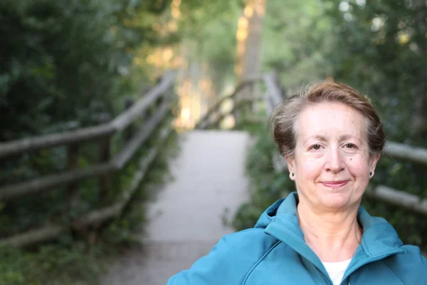 Mulher Sênior Feliz Com Mãos Torno Cintura Caminhadas Floresta — Fotografia de Stock