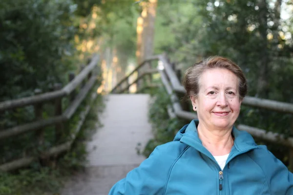 Mulher Sênior Feliz Com Mãos Torno Cintura Caminhadas Floresta — Fotografia de Stock