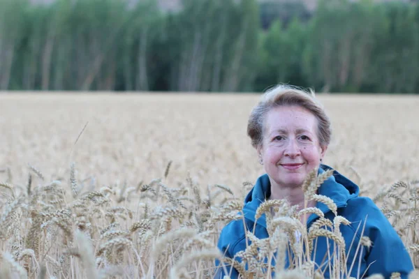 Vrije Vrouw Genietend Van Zonsondergang Vrijheid Sereniteit Concept Met Volwassen — Stockfoto